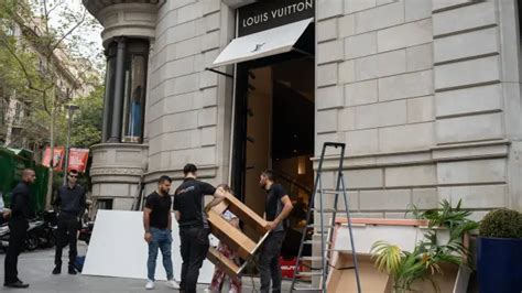 Espectacular 'alunizaje' contra la tienda de Louis Vuitton en 